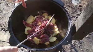 КАРТОФЕЛЬ , ТУШЕННЫЙ С ПЕЧЕНКОЙ в казане на костре