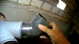 2.Укладка канализационной трубы для выгребной ямы