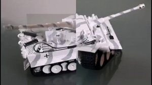 Танковый музей на полке. Модели известных танков в миниатюре.