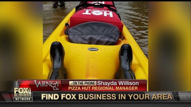 Delivering pizza by kayak to hungry Texans after Harvey смотреть онлайн