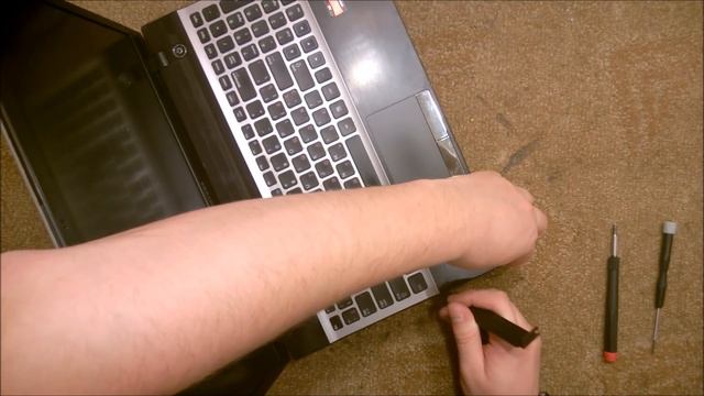 Как разобрать Ноутбук Samsung NP305v ( Samsung NP305v disassembly. How to replace HDD, RAM) смотреть онлайн