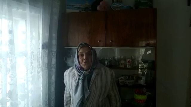 Мама поет песню "Оренбургский пуховый платок"