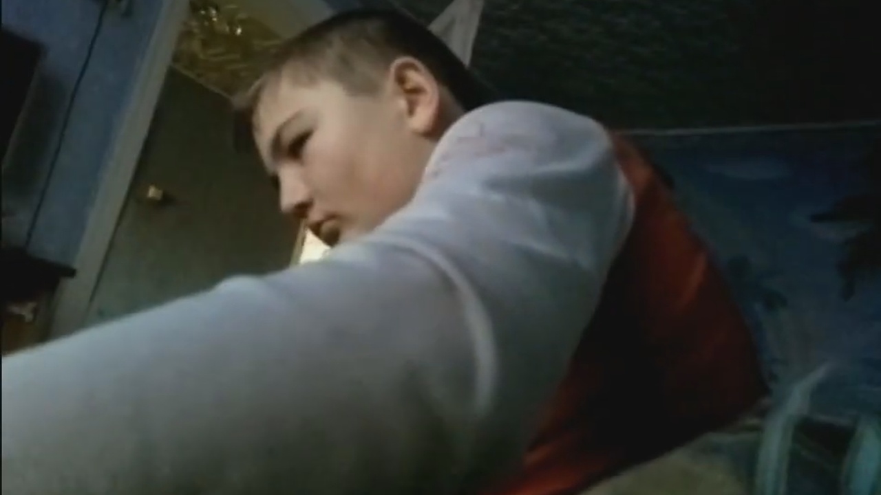 Брат сидит за ноутбуком смотреть онлайн