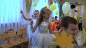 Вход  на осеннем утреннике 2015 г.Старшая группа.Воспитатель. Леонтович С. В.