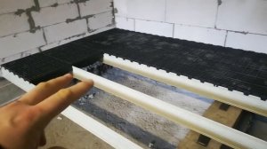 Установка пластикового щелевого пола.