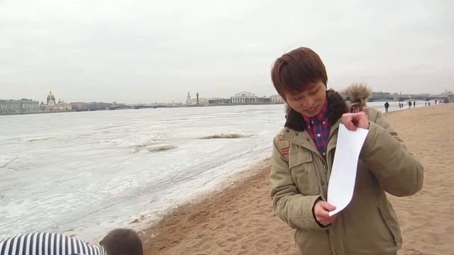 Русский Читает японскую сказку  и жонглирует булыжниками смотреть онлайн