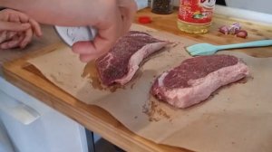 Как правильно приготовить сочный стейк Стриплойн.