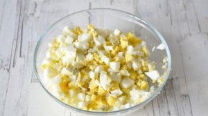 Салат кальмары с огурцом свежим и яйцом