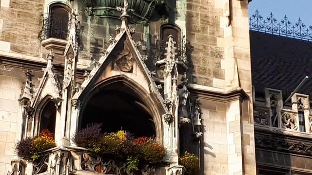 Игра часов Глокеншпиль на Новой Ратуше Мюнхена - Glockenspil, Marienplatz, München смотреть онлайн