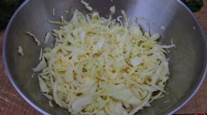 Салат из капусты с соленым огурцом, яйцами и горошком