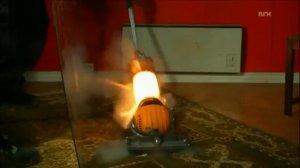 Что будет, если пылесосом, наполненным порохом, засосать зажженную сигарету.