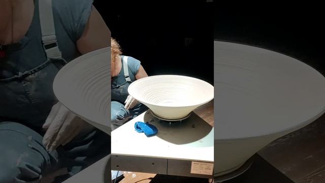 Большая тарелка на гончарном круге.