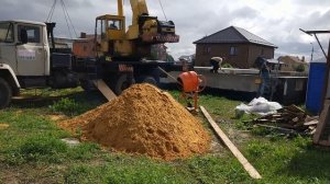 Перекрываем цокольный этаж плитами | Укладываем плиты перекрытия на цоколь