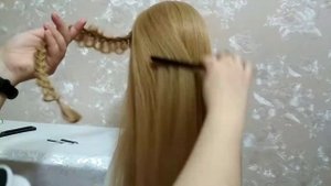 Легкая прическа для девочки.  Красивая косичка с цветочком из волос. Пошаговое видео!
