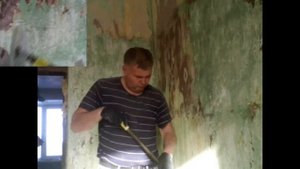 Вот так легко чистим стены от обоев.