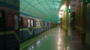Прибытие метропоезда на станцию Международная, Санкт-Петербург