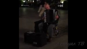 Мужчина виртуозно играет Вивальди на баяне!