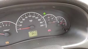 При включении правого поворота включается дальний свет