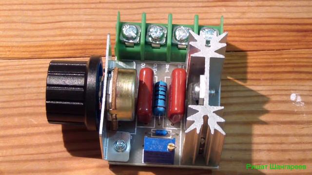 Регулятор напряжения AC 50V -220V 2500W смотреть онлайн