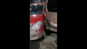 Этой ночью пьяный житель Тюмени разбил свой BMW, а заодно и девять припаркованных автомобилей