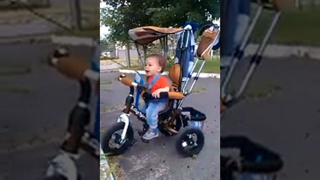 ребенок искренне и заразительно смеется с мамы) смотреть онлайн