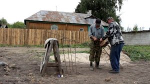 Гнем и вяжем арматуру для фундамента