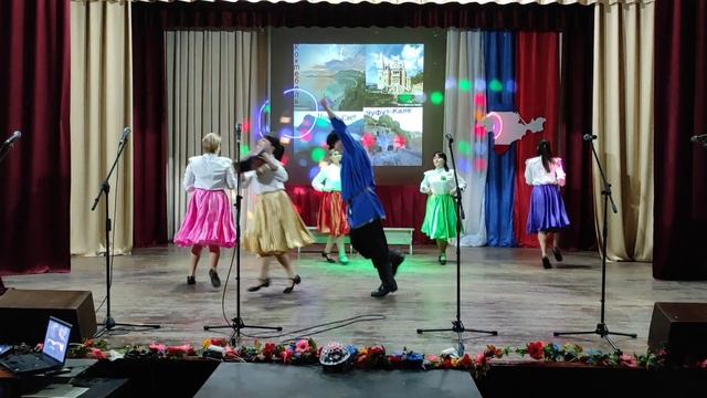 Танцевальный коллектив "Калинка", " В роще пел соловушка ".