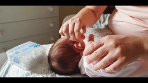 Как чистить ушки малышу.
