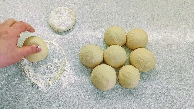 Плюшка "Московская". Знакомая с детства плюшка, посыпанная сахаром.