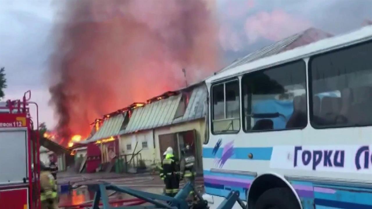 В Подмосковье ночью загорелся склад с декорациями киногородка в поселке Горки Ленинские
