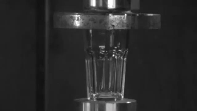 Гранёный стакан под давлением 22 тонны