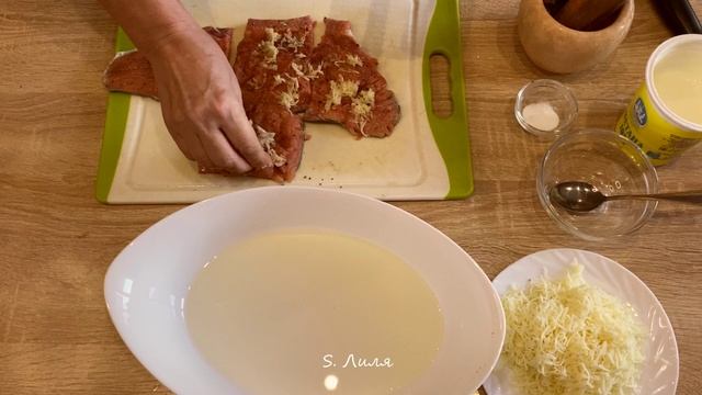 Горбуша с чесноком, сметаной, сыром. Простой рецепт сочной рыбы.