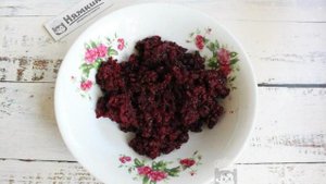 Свекольные котлеты с манкой на сковороде