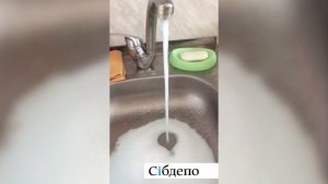Синяя вода с пеной из крана