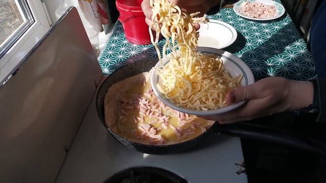 "Хачапури" по-уральски ? Лепешка с сыром, ветчиной и яйцом
