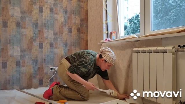 Поклейка обоев слева от радиатора отопления