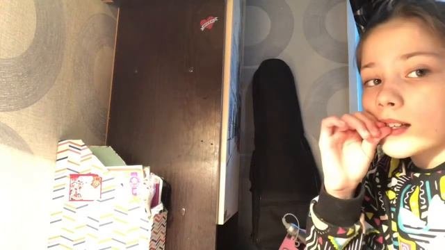 Обклеиваю свою комнату наклейками