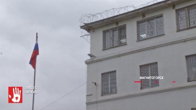 Утюг в тазике, полотенца на веревке и разбросанные вещи
