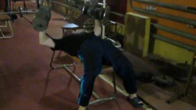 Разводка, гантели по 38 кг.avi смотреть онлайн