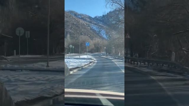 Алматы. Дорога вверх на Медео. Январь 2022. Kazakhstan. Almaty. Medeo. January. The roads