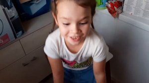 Как Аурика вырвала молочный зуб ниткой.