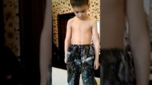 Пятилетний мальчик танцует танец живота