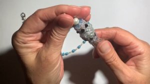 Украшение из бусин говлита под бирюзу разной величины . Сотуар с кистью !