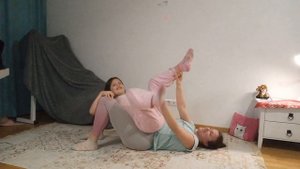 мой вечер - вечерняя йога с мамой - акробатика - влог мама и дочка - спорт - учим новую позицию