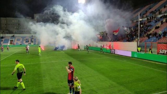 CROTONE: DUE DASPO EMESSI DAL QUESTORE PER LANCIO FUMOGENI IN CAMPO смотреть онлайн