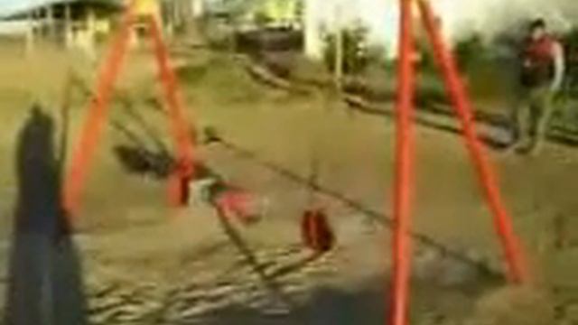 Жуть! Качели качаются сами по себе.