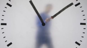 Часы, в которых сидит мужчина и рисует стрелки!