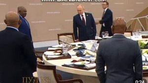 Putin, Komor Devlet Başkanı'nı oturttu.