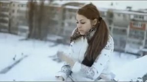 Девушка читает рэп про любовь