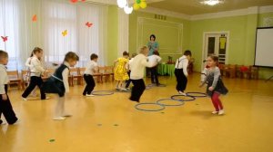 Веселая игра с детками Перепрыгни через лужу Утренник 8 Марта